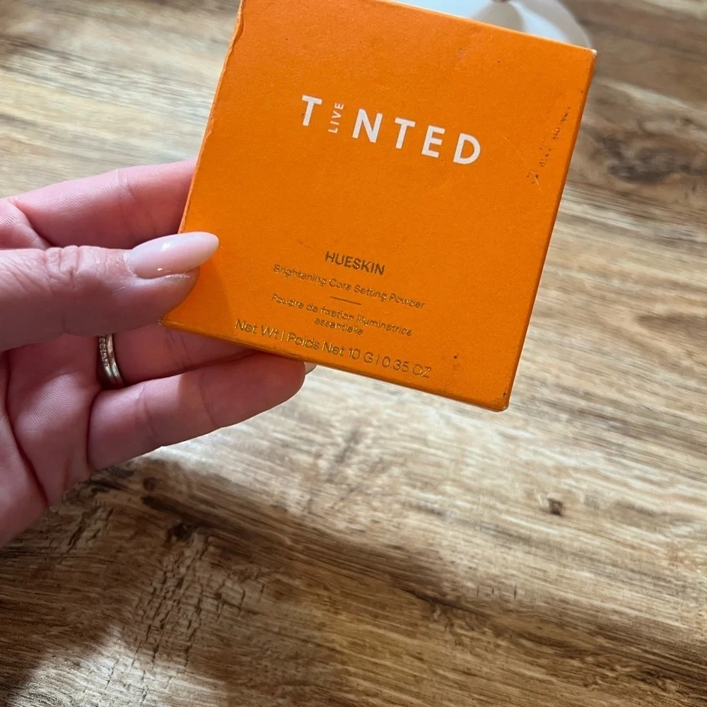 LIVE TINTED • HUESKIN BRIGHTENING CORE SETTING POWDER • DEEP